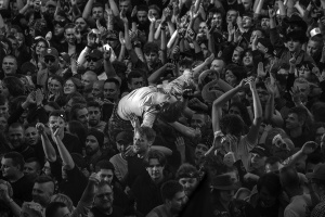 Moment, gdzie intymność spotyka się z masową energią tłumu /  The moment where intimacy meets the massive energy of the crowd